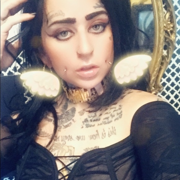 📌Meet your fellow Posher,Alannah📌 - Picture 1 of 8